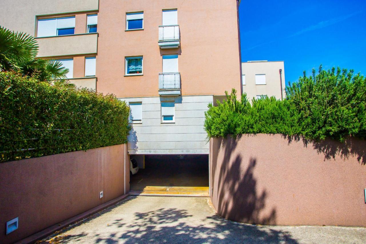 Apartment Dora Near Sea And Center With Private Garage Porec Esterno foto